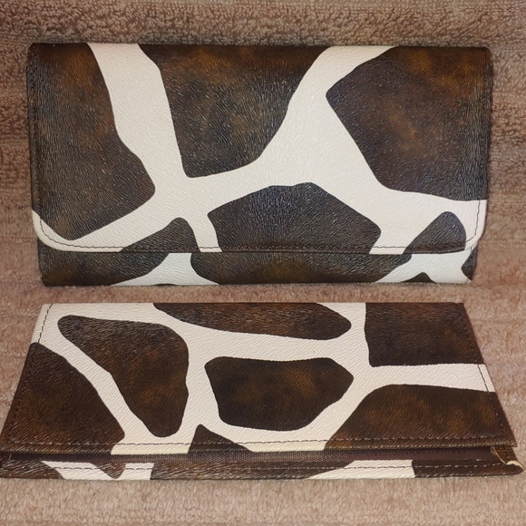 Handbags - Giraffe Print Woman's Wallet